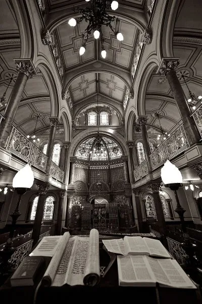 Tora, libro in sinagoga